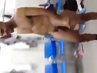 כדורגלן ישראלי מסתובב עירום בחדר ההלבשה